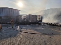 deposito-da-rede-market-em-angra-dos-reis-e-alvo-de-incendio-criminoso;-veja-video