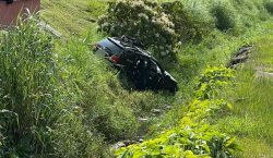 carro-sai-da-pista-e-cai-em-valeta-na-rio-santos,-em-angra-dos-reis