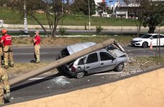 carro-bate-em-poste-na-avenida-dos-trabalhadores,-em-volta-redonda