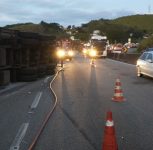 carreta-carregada-de-polietileno-tomba-na-via-dutra,-em-barra-mansa