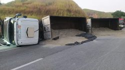 motorista-dorme-no-volante-e-tomba-com-carreta-de-areia-na-via-dutra,-em-barra-mansa