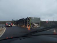 motorista-fica-ferido-apos-carreta-de-sucata-tombar-na-via-dutra,-em-itatiaia