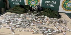 maconha-e-simulacro-de-pistola-sao-apreendidos-dentro-de-casa-em-volta-redonda