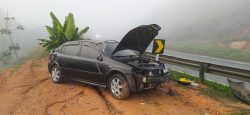 carro-perde-a-direcao,-sai-da-pista-e-capota-na-lucio-meira,-em-barra-do-pirai