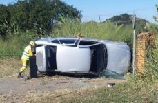 carro-capota-e-motorista-fica-ferido-na-via-dutra,-em-resende