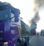 incendio-em-carreta-deixa-transito-lento-na-via-dutra,-em-pirai