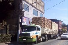 carreta-com-carga-suspensa-arrebenta-fiacao-de-poste-em-bairro-de-volta-redonda