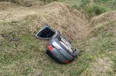 carro-capota-apos-bater-em-barranco-na-lucio-meira,-em-barra-do-pirai