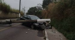 carro-bate-contra-poste-e-interdita-via-de-intenso-movimento-em-volta-redonda