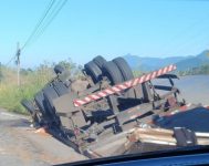 caminhao-tomba-e-deixa-dois-feridos-na-serra-d’agua,-em-angra-dos-reis