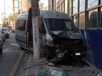 van-bate-em-carro-estacionado-e-so-para-ao-atingir-muro-de-agencia-bancaria-no-centro-de-barra-mansa