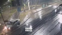 video-flagra-momento-em-que-carro-atinge-semaforo-em-volta-redonda