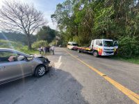 acidente-entre-carro-e-van-escolar-em-pirai-deixa-dois-feridos