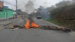 moradores-ateiam-fogo-em-madeiras-e-bloqueiam-rua-em-protesto-contra-falta-de-agua-em-itatiaia