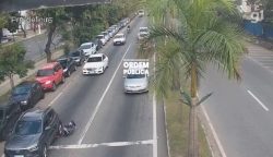 homem-cai-de-moto-e-fica-com-o-braco-preso-em-roda-de-carro;-veja-video