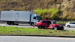 acidente-entre-carro-e-carreta-deixa-pelo-menos-tres-feridos-na-via-dutra,-em-barra-mansa