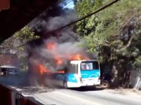 onibus-tem-pane-eletrica-e-pega-fogo-em-barra-do-pirai