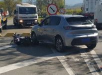 acidente-entre-carro-e-moto-deixa-homem-ferido-na-via-dutra,-em-itatiaia