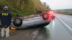 carro-com-casal-capota-na-via-dutra,-em-barra-mansa