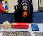 jovem-e-preso-com-quase-1,5-kg-de-drogas-na-descida-da-serra-das-araras,-em-pirai