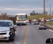 acidente-entre-carro-e-duas-motos-deixa-quatro-pessoas-feridas-na-via-dutra,-em-itatiaia