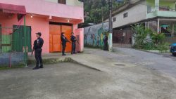 homem-e-preso-com-arma-em-operacao-contra-o-trafico-de-drogas-em-angra-dos-reis