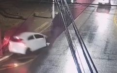 video:-motorista-perde-o-controle-e-carro-invade-canteiro-de-obras-em-volta-redonda