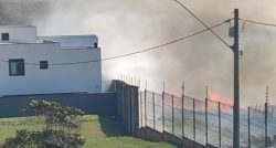 area-de-vegetacao-e-atingida-por-incendio-em-volta-redonda;-fumaca-toma-conta-de-condominio-de-luxo