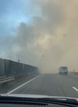 incendio-atinge-vegetacao-as-margens-da-via-dutra,-em-itatiaia,-e-fumaca-provoca-lentidao-no-transito