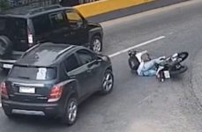 video:-homem-cai-da-moto-e-quase-e-atropelado-por-carro-em-volta-redonda