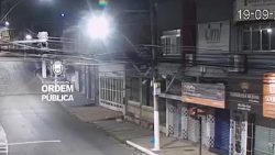 video:-camera-flagra-ladrao-furtando-micro-ondas-de-loja-em-volta-redonda