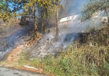 casa-pega-fogo-em-barra-mansa;-mulher-e-adolescente-inalam-fumaca-e-sao-levados-a-hospital