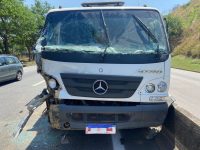 acidente-entre-ambulancia-e-caminhao-deixa-quatro-feridos-na-via-dutra,-em-barra-mansa