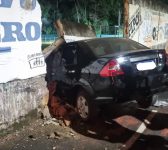 carro-derruba-muro-e-invade-clube-em-volta-redonda