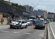 acidente-entre-dois-carros-congestiona-entrada-do-jardim-amalia-i,-em-volta-redonda