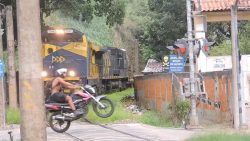 motociclista-empina-moto-na-frente-de-trem-em-movimento-e-quase-e-atingido;-veja-video