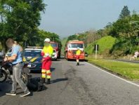 acidente-entre-carro-e-moto-deixa-homem-ferido-na-lucio-meira,-em-barra-do-pirai