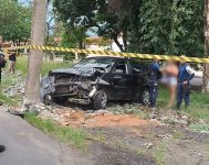 motorista-de-carro-perde-o-controle-da-direcao-e-bate-em-poste-em-resende