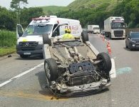 carro-bate-em-mureta-central-e-capota-na-via-dutra,-em-barra-mansa