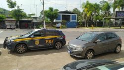 prf-prende-jovem-com-carro-roubado-na-via-dutra,-em-barra-mansa