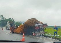 acidente-entre-caminhoes-deixa-transito-lento-na-via-dutra,-em-pinheiral