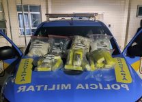 dois-sao-presos-com-mais-de-16-kg-de-drogas-em-carro-na-rj-145,-em-pirai