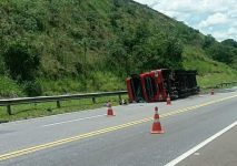 carreta-que-transportava-produtos-quimicos-tomba-na-br-393,-em-barra-do-pirai