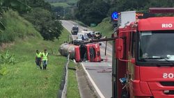 transito-na-lucio-meira-continua-em-meia-pista-apos-carreta-com-produto-‘altamente-quimico’-tombar-em-barra-do-pirai