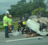 batida-seguida-de-capotamento-deixa-pessoa-ferida-na-via-dutra,-em-itatiaia