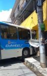 onibus-bate-em-parede-de-loja-e-deixa-dois-feridos-em-barra-do-pirai