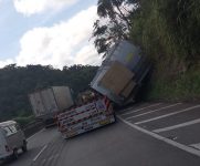 carga-de-carreta-tomba-na-via-dutra,-em-pirai;-pista-parcialmente-interditada