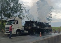 video:-incendio-em-carreta-na-via-dutra-deixa-transito-lento-em-barra-mansa