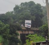 caminhao-quase-despenca-de-viaduto-na-rj-145,-em-valenca