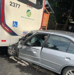 carro-bate-na-traseira-de-onibus-em-volta-redonda;-duas-pessoas-ficam-feridas